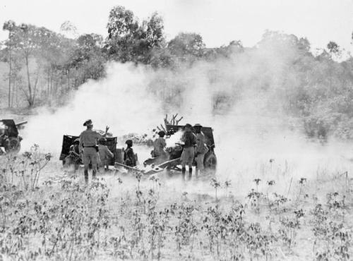 ww2inpictures:British 25 pounder guns of the Uganda Battery of the King’s African Rifles fires on Vi