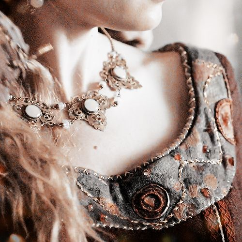 laurelins:tolkien ladies → eowynvery fair was her face, and her long hair was like a river of gold. 