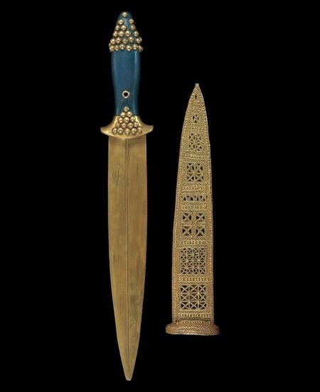 amorbidwitch:Sumerian Ceremonial Gold Dagger With Scabbard, Handle Made Of Lapis Lazuli. From TheRoy