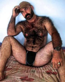 bighairyfuckers:  unitedoink:  realmenstink:  Sexy Rug Daddy !!!  (via TumbleOn)  WOW now that’s HAIRY!!! LOVE THIS GUY  Super Sexy 