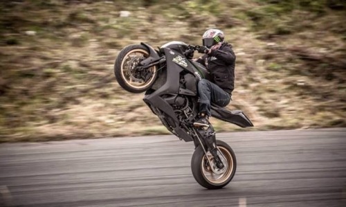 fastbikes4life:  Wheeelie :) 
