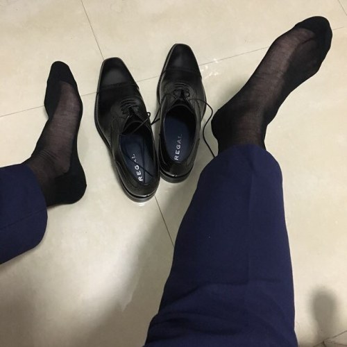 jialebrave: #gay #lgbt #menlove #menfeet #blacksocks #gaysocks #sheersocks