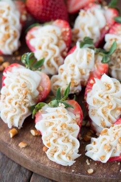 sweetoothgirl:  Strawberry Pretzel Cheesecake Bites  