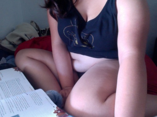 random-chubby-curves:  I was studying this morning but then I got distracted with my chubb! :) 