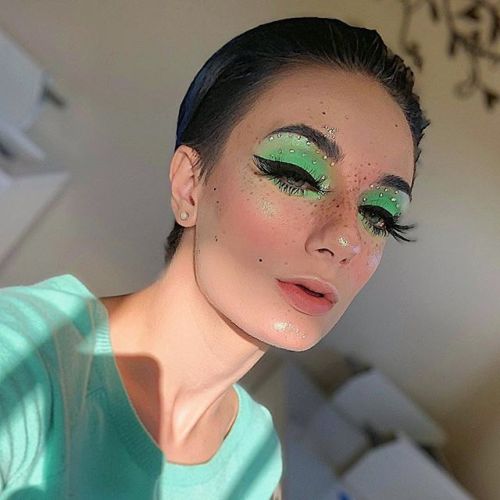 You can’t go wrong with a winged eyeliner over a pop of color! ✨ @vickkimua used Twitch from o