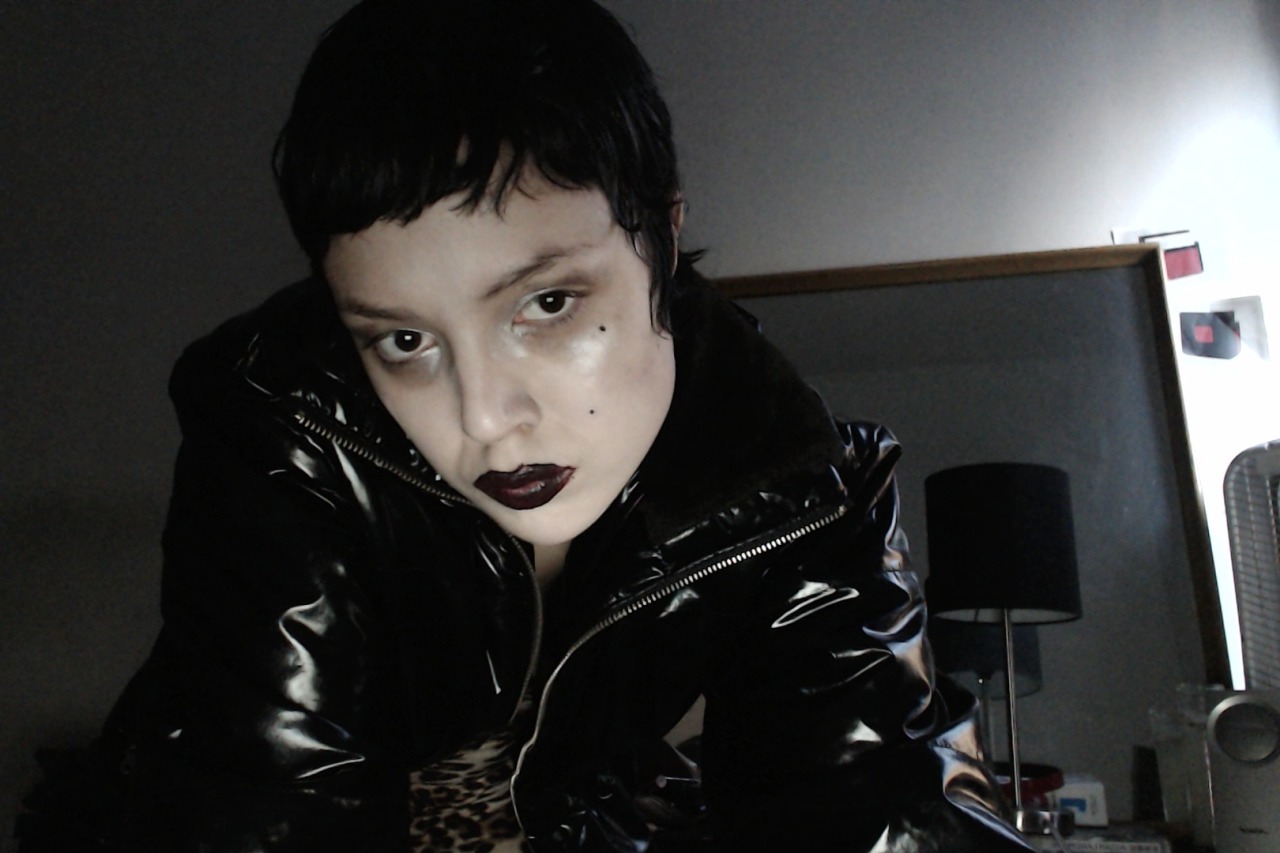 toolers:  e-brat:  lickinganorchid:  trying out new makeup and hair not wearing liquid