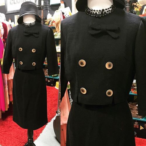 New merch in the #modcloset booth today! Peep this cropped wool jacket/pencil skirt combo 👀 .
.
#vintagefashion #vintagestyle #vintageset #vintagewool #50sstyle #50sfashion #midcenturystyle #midcenturyfashion #elkhart #downtownelkhart — view on...