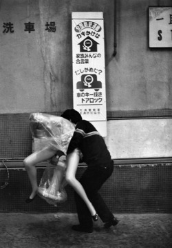 mannequinsvitrine:  Marc Riboud - Osaka, 1958. 