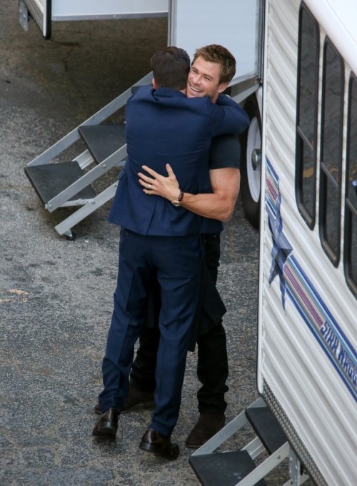 rbertdowneyjr:  never forget when chris evans literally got in his tip toes so he could hug chris hemsworth while clinging on him.  same, evans, same. 