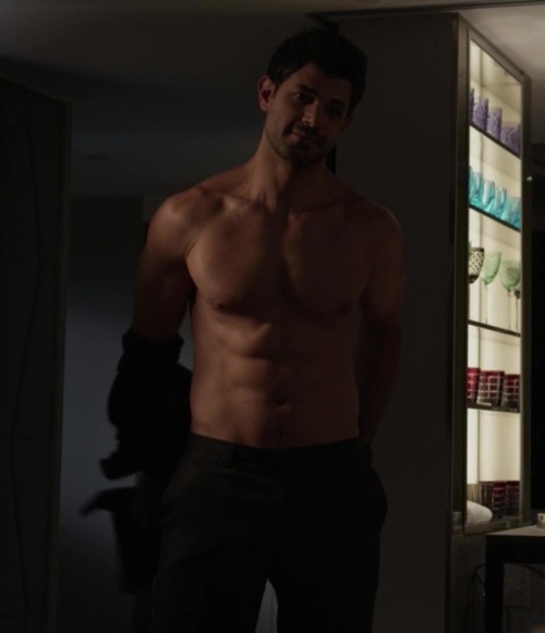 hotashellcelebmen: More here : https://auscaps.me/2017/04/12/damon-dayoub-shirtless-in-grace-and-frankie-3-05-the-gun/ 