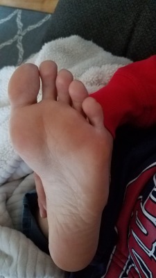 snoopythatsme: myprettywifesfeet:  Holding