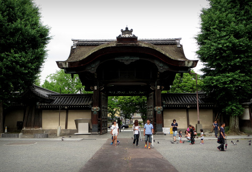 Vervolgens nog een tweetal tempels bezocht die op de routen naar gion lagen. Nishi &amp; Higashi