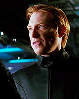 stripperdameron: find someone who looks at u like general hux looks at kylo ren I find this too amus