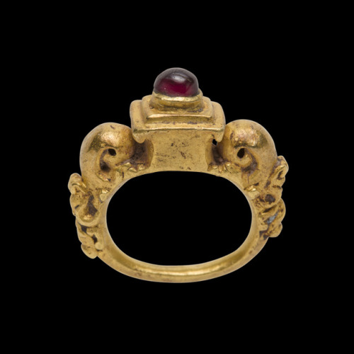 Cambodian gold and garnet ring, dated to the 9th to 12th centuries CE. Source: Sue Ollemans Oriental