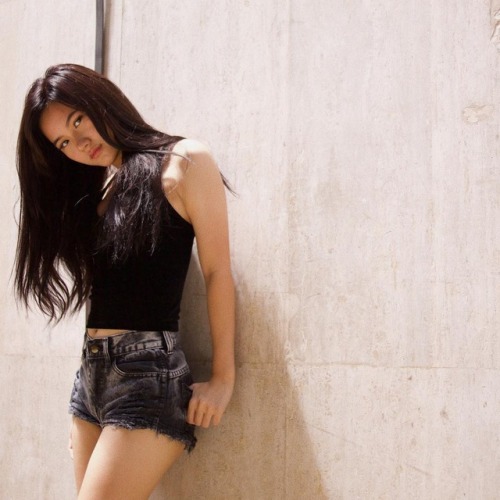 sghottiesgirls: Bloody gorgeous girls of sg &lt;3 &lt;3 Back again with those dam legs :)&nb