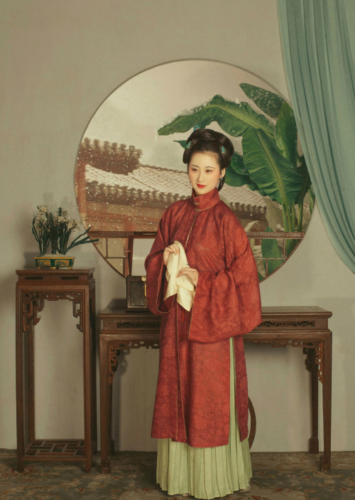 changan-moon:Traditional Chinese fashion, hanfu in Ming dynasty style. Photo 潤熙陳 | Clothes 擷秀