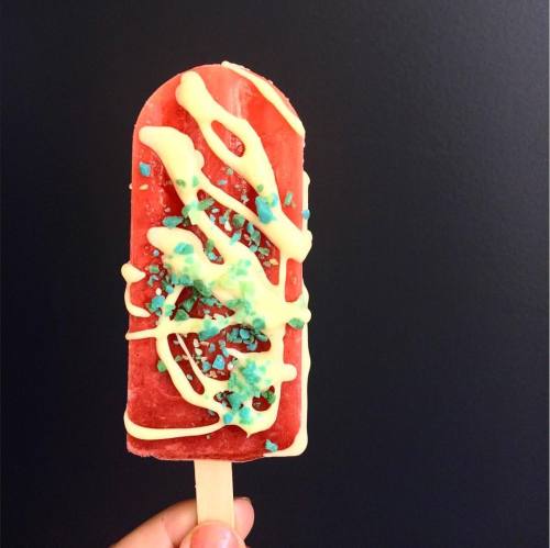  @lilpopshop’s Red (), White chocolate and Blue (Pop Rocks) ice pops are what we want right no