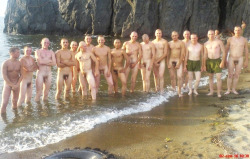 nu-en-groupepublic-nudity:  La troupe se baigne