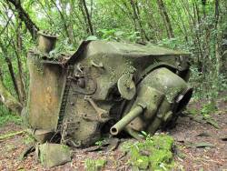 enrique262: Abandoned Sherman tank, unknown location. Tanque Sherman abandonado, lugar desconocido. 