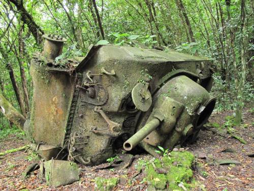 enrique262:  Abandoned Sherman tank, unknown location. Tanque Sherman abandonado, lugar desconocido. 