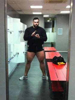 valykas:  thickboyswag:  DAMN THOSE THIGHS