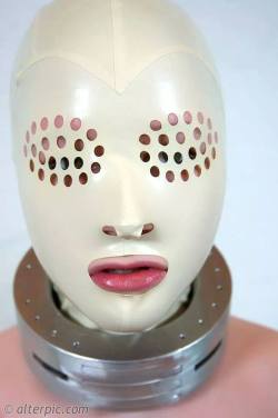 missdollylatex:     Latex hood I now wear