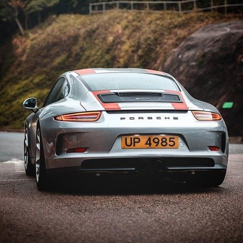 911legendsneverdie: The 911 R is the ultimate driver’s toy! - Isn’t it? © Photo: ww