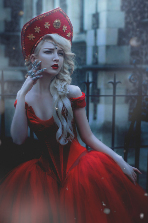 gothicandamazing:   Photographer: Lillian Liu PhotographyDress: Linda FriesenHeadpiece: Creations by Liv FreeHand armor: A Mon Seul DésirCirclet: Fairy CaveHair: Niels Laigaard Make-up and hairModel/Makeup: Maria Amanda     Welcome to Gothic and Amazing