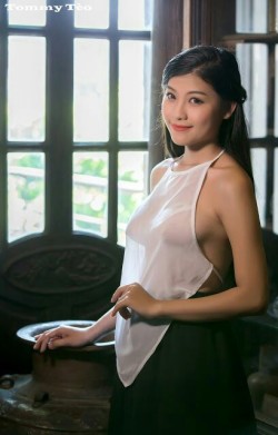 cleavage-n-downblouse:  Asian cutie