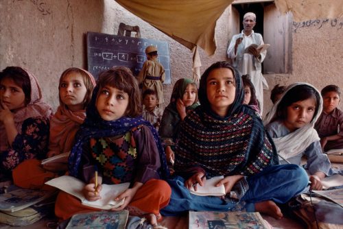  Reading portraits in Afghanistan by iconic photographer Steve McCurry. McCurry manages to tell a story with each portrait. A story of the people, the time, the country. He allows us to travel, discover and feel another reality. Another posts: India.