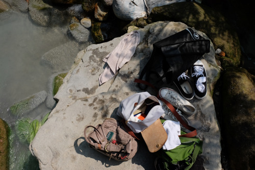 宅在家這麼久的孩子們 暑假第一次踩上青苔石。Us, the homebound kids, stepped on moss covered rock for the first time since 