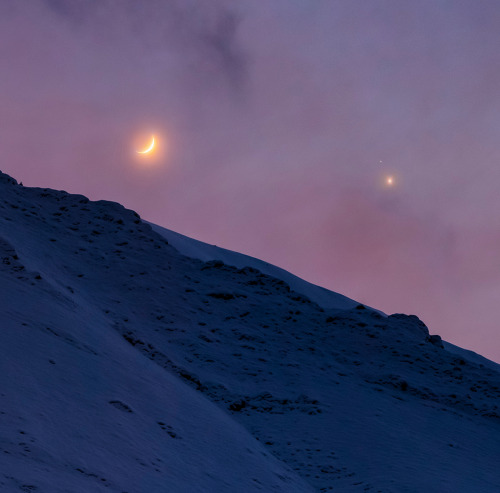 wonders-of-the-cosmos:Conjunction: Moon, Jupiter and Saturn over Alborz mountain, Iran  Image Credit: Alireza Vafa  