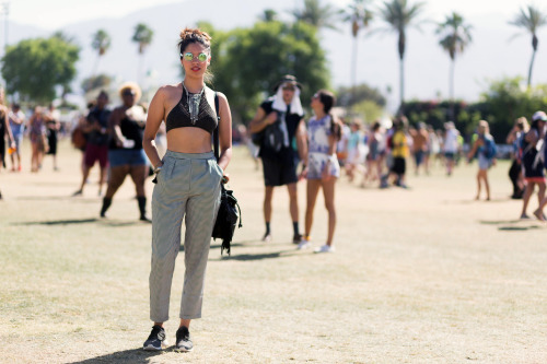 marieclaire-es:  Mini-monos, capitas vaporosas, outfits tropicales y los incombustibles sombreros y botines. Mira el mejor street style de Coachella en 10 fotos.