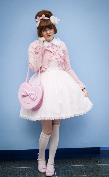 princess-peachie: domoarigateaux: My coord for mcm ~ I wore the adorable dress @ribbonplague got me 