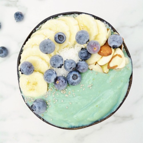 almondmelkk: SEA FOAM BOWL BLEND: ½ cup frozen green grapes ½ cup frozen pineapple &fr