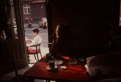 barcarole:  Cafe in the Globe bookstore. Prague, 1994. Photo by Gueorgui Pinkhassov. 