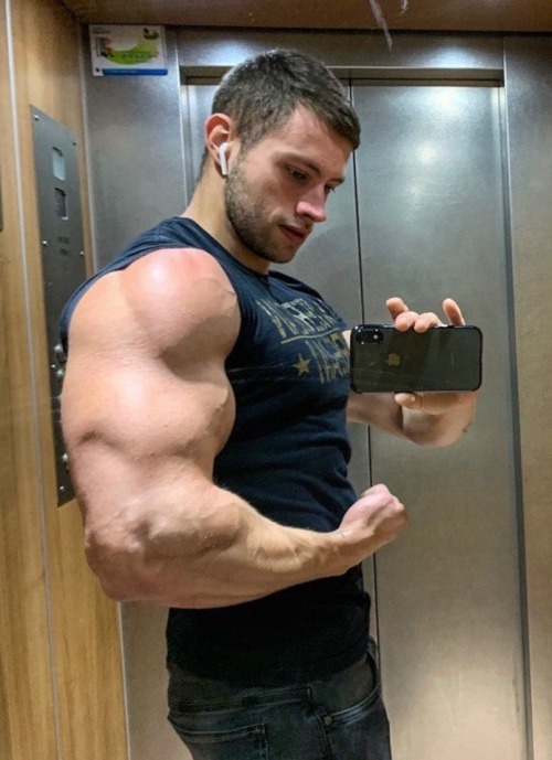 roidlover:  Can’t help but flex those roided arms in every mirror he sees