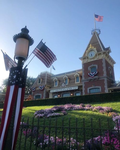 July 4, 2019#disneyland #independenceday #thecandtshow(at Disneyland)https://www.instagram.com/p/Bzh