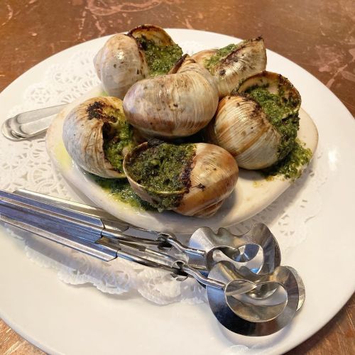 Escargots de Bourgogne with parsley, garlic butter. San Francisco CA @chezmamansf ••• Love sittin