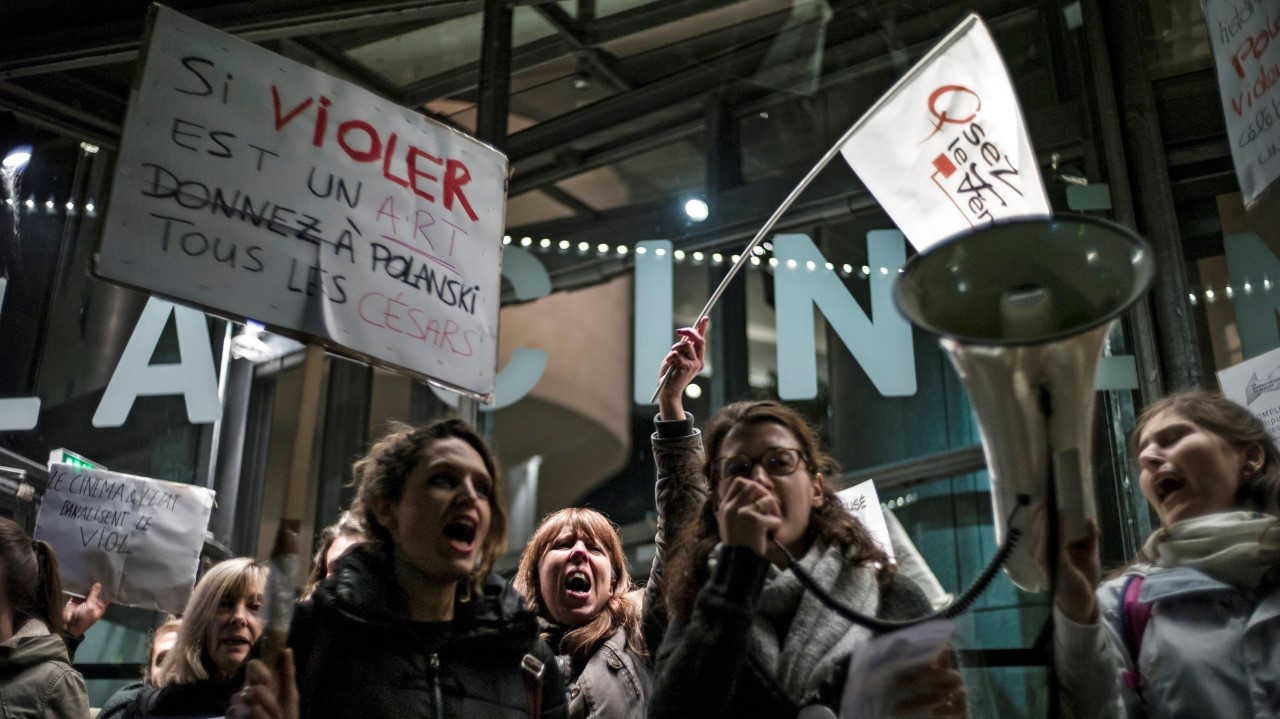 ACUSADO. Protestas contra Roman Polanski en París. Activistas feministas francesas se manifiestan contra el director franco-polaco Roman Polanski, “No hay honor para los violadores”, gritaron las activistas al paso del realizador, de 84 años, que...