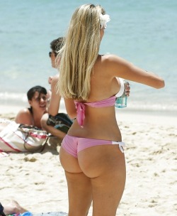 pawgville:  Pink beach booty 