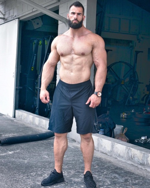 lovedolmanche:  “Modern day Spartan” indeed.  This is my kind of man.@nick_pulos