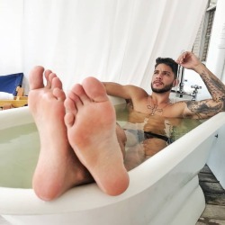 Footlandia:  Coolnelson92:    Wesley Baccalini    Hot Sexy Feet!! 😍😛👃🏼🍆💦💦