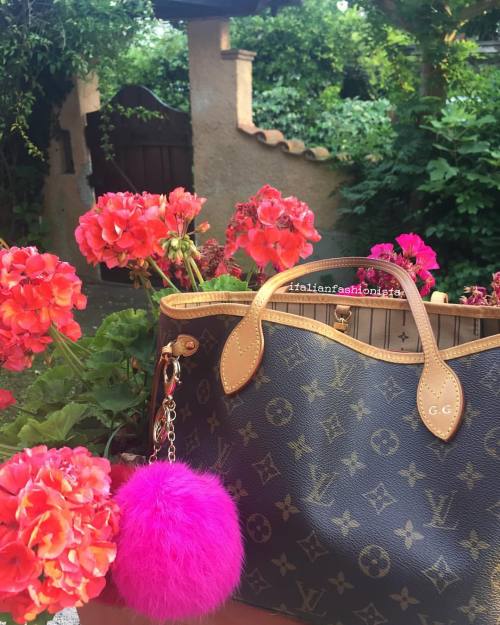 Questa estate casa al mare ma immersa nel verde adoro! #louisvuitton Never full bag (presso Forte d