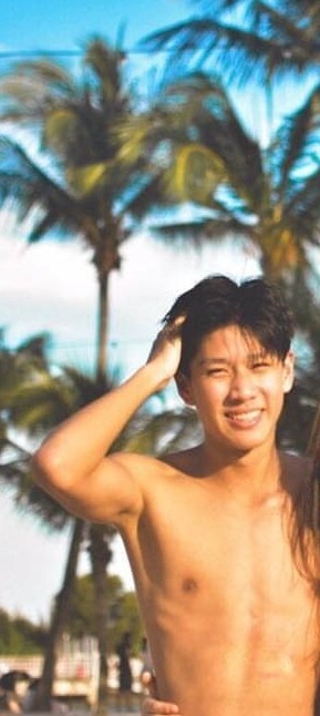 sgjcbois:  sgjcxxxxxxx:  Those abs 😍 I wanna lick those abs  anyone with his nudes