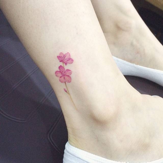 Pequeños Tatuajes — Tatuaje de una flor de cerezo situado en el...