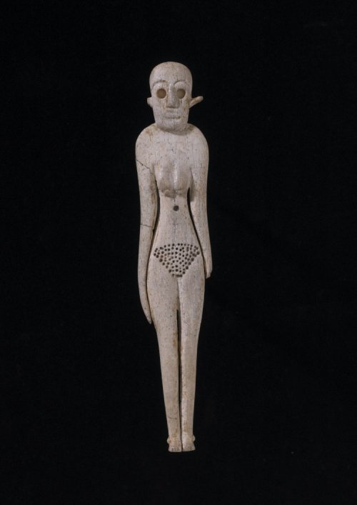Bone figures of women, Naqada I period, Predynastic Egypt (10-12 cm high).(British Museum EA32139 an
