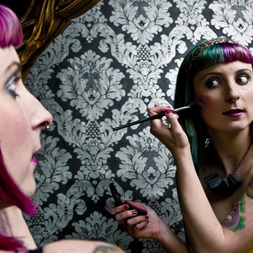 New piccie :D with @ggavalas1 :) #pinup #pinkhair #bluehair #mirror #makeup #fringe #tattoo #tattooe