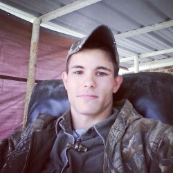 straightkinda:  pretty country boy now that’s one cute cowboy 