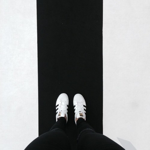 In love with this Floor! ✌️ #love #floor #modefabriek #adidas #blackandwhite #stripes #happy #sneake
